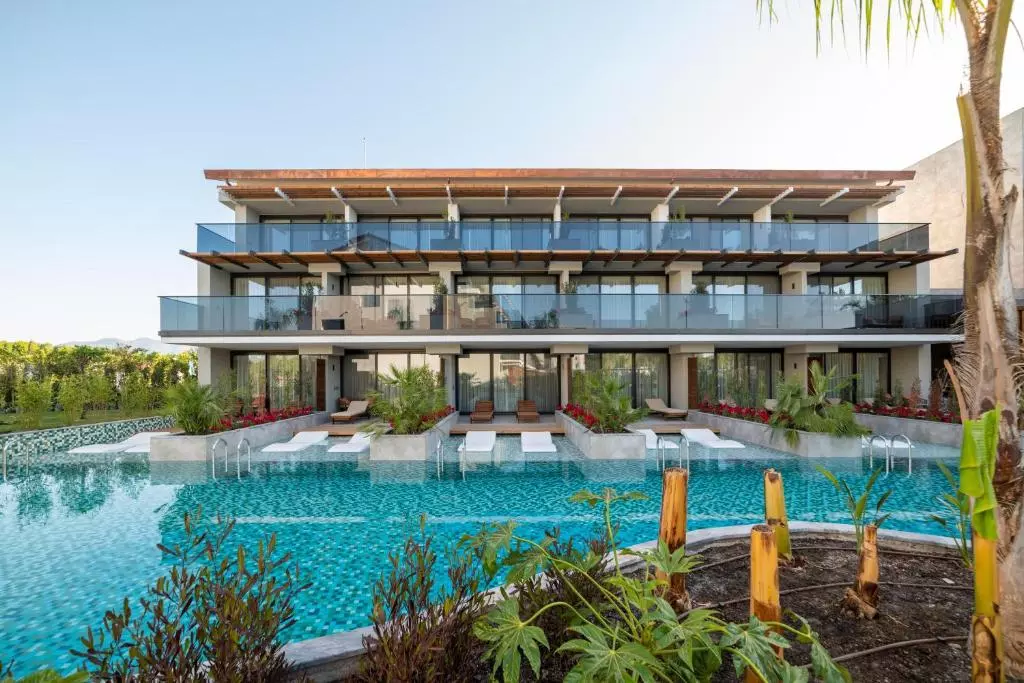 استخر روباز هتل آکرا تی یو آی بلو سنسیتوری